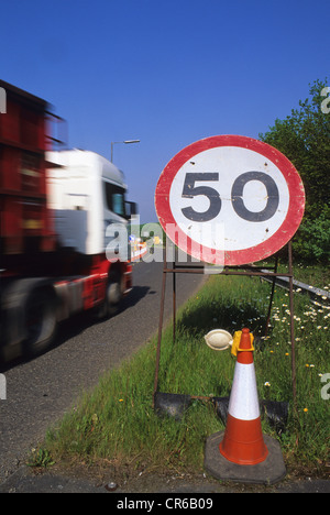 Autocarro passante 50 miglia per ora il limite massimo di velocità segnale di avvertimento sulla M62 slip road vicino a Leeds Yorkshire Regno Unito Foto Stock