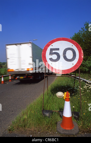 Autocarro passante 50 miglia per ora il limite massimo di velocità segnale di avvertimento sulla M62 slip road vicino a Leeds Yorkshire Regno Unito Foto Stock