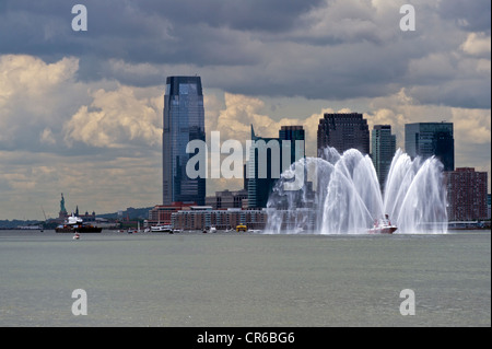 FDNY fire boat spruzzando getti d'acqua mentre la scorta pensionati Space Shuttle Enterprise fino al Fiume Hudson al suo nuovo museo casa. Foto Stock