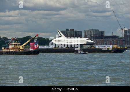 Noi pensionati Space Shuttle Enterprise adottate da includersi fino al Fiume Hudson in New York alla Intrepid Sea, il museo dell'aria e dello spazio. Foto Stock