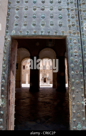 Chiostro del monastero, visti di entrata. Uclés, Provincia Cuenca, Castilla La Mancha, in Spagna. Foto Stock