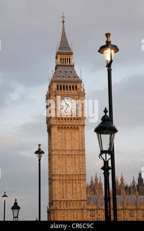 Inghilterra, Londra, vista del Big Ben e tower street light Foto Stock