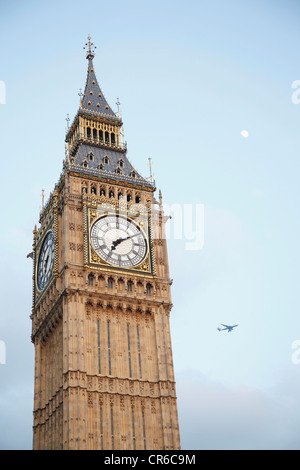 Inghilterra, Londra, vista del Big Ben la torre contro il cielo Foto Stock