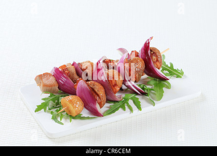 La carne di maiale e pancetta spiedini con patate e cipolla Foto Stock