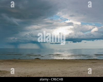 In Germania, in vista del cielo nuvoloso oltre il mar Baltico a Rügen Island Foto Stock