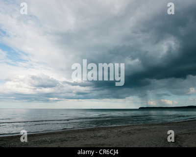 In Germania, in vista del cielo nuvoloso oltre il mar Baltico a Rügen Island Foto Stock