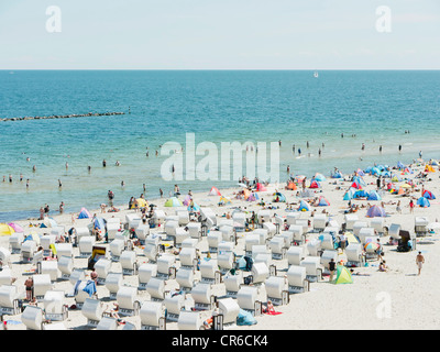 La germania,Ruegen, Binz, persone in cabina in spiaggia a isola di Rügen Foto Stock