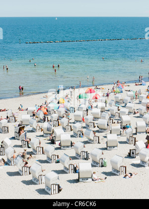 La germania,Ruegen, Binz, persone in cabina in spiaggia a isola di Rügen Foto Stock