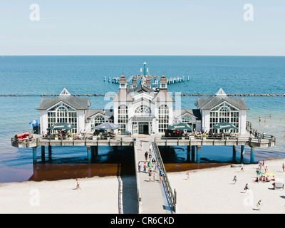 La germania,Ruegen, Binz, persone in cabina in spiaggia a isola di Rügen Foto Stock