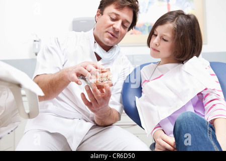 In Germania, in Baviera, il paziente e il medico guardando le dentiere Foto Stock