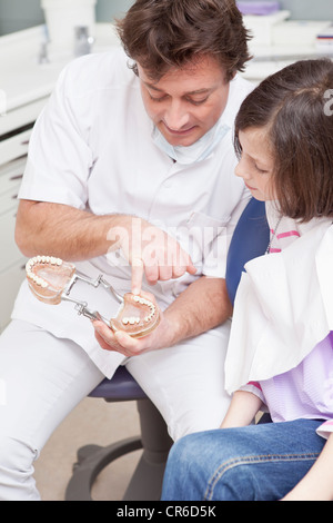 In Germania, in Baviera, il paziente e il medico guardando le dentiere Foto Stock