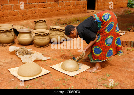 Le donne nella produzione di ceramica tradizionale, Babessi, Camerun, Africa Foto Stock