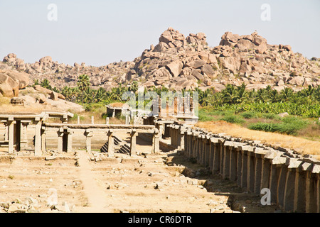 India, Karnataka, vista di Vijayanagara antiche rovine di Hampi bazaar Foto Stock