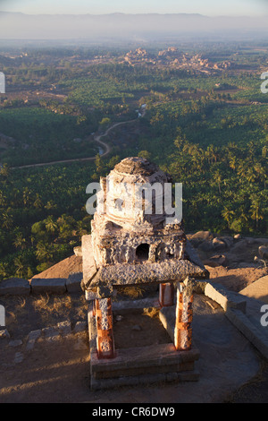 India, Karnataka, Hampi, vista di Vijayanagara rovine Foto Stock