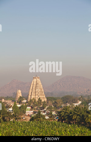 India, Karnataka, Hampi, vista del Tempio Virupaksha Foto Stock