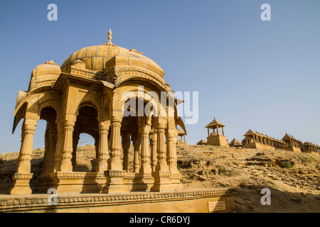 India Rajasthan, Jaisalmer, vista di Bada Bagh Cenotaphs Foto Stock