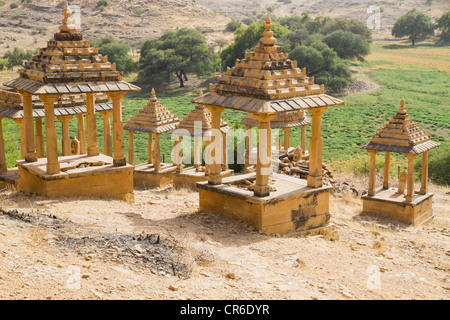 India Rajasthan, Jaisalmer, vista di Bada Bagh Cenotaphs Foto Stock