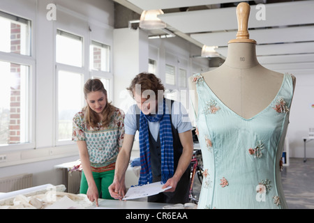 In Germania, in Baviera, Monaco di Baviera, designer di moda la pianificazione Foto Stock