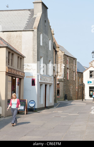 Una strada urbana in scena a Kirkwall sulle isole di Orkney Foto Stock