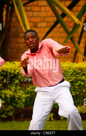 Uomo di Chiesa un coro di canto e di danza, Bukoba, regione Kagera, Tanzania Africa Foto Stock