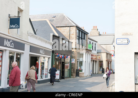 Una strada urbana in scena a Kirkwall sulle isole di Orkney Foto Stock