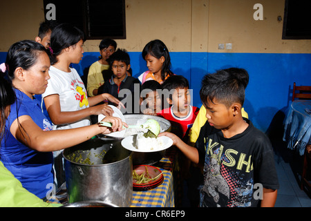Cibo che viene consegnato ai bambini, Gelora Kasih orfanotrofio, Kabanjahe, Batak regione, Sumatra, Indonesia, Asia sud-orientale, Asia Foto Stock