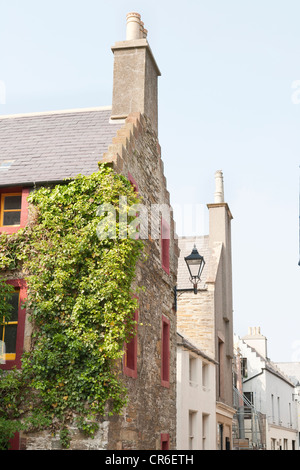 Una strada urbana in scena a Kirkwall sulle isole di Orkney Foto Stock