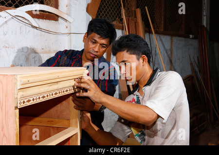 Giovani uomini facendo un apprendistato di falegnameria, centro di formazione professionale, Siantar, Sumatra, Indonesia, Asia Foto Stock