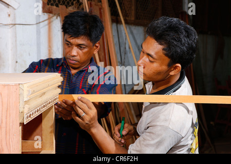 Giovani uomini facendo un apprendistato di falegnameria, centro di formazione professionale, Siantar, Sumatra, Indonesia, Asia Foto Stock