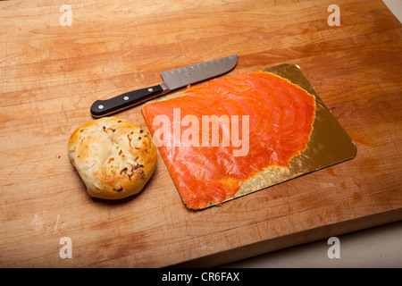 Salmone affumicato con crema di formaggio su un bagel Foto Stock