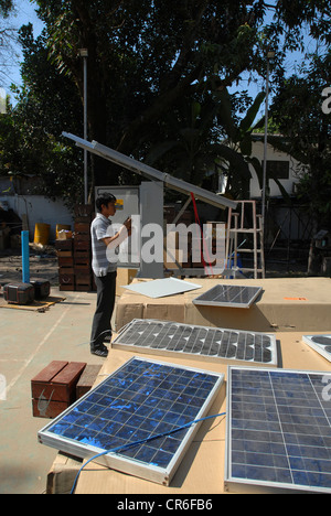 Laos Vientiane , lao-società tedesca Sunlabob installare energia solare moduli fotovoltaici e in villaggi remoti per elettrificazione rurale con off-grid solution Foto Stock