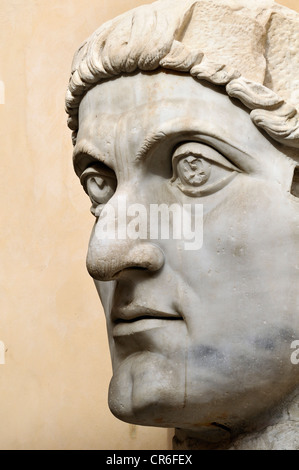 Testa di una statua colossale presso il Museo Capitolino, Roma, Lazio, l'Italia, Europa Foto Stock