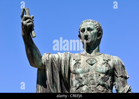 L'imperatore Giulio Cesare, statua in bronzo, Via dei Fori Imperiali di Roma, Lazio, l'Italia, Europa Foto Stock