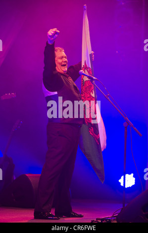 Max Boyce Welsh intrattenitore di eseguire sul palco del Telegraph Hay Festival 2012, Hay-on-Wye, Powys, Wales, Regno Unito Foto Stock