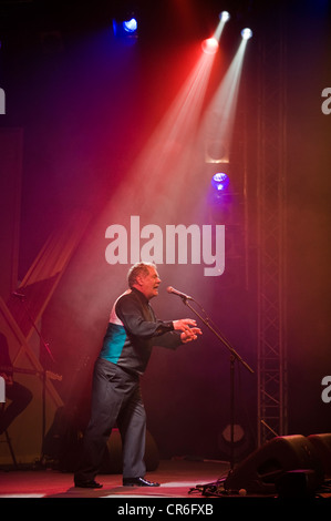 Max Boyce Welsh intrattenitore di eseguire sul palco del Telegraph Hay Festival 2012, Hay-on-Wye, Powys, Wales, Regno Unito Foto Stock