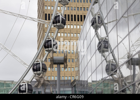La ruota di Manchester in Exchange Square si riflette nelle finestre delle adiacenti magazzini Selfridges. Foto Stock