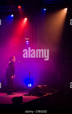 Max Boyce Welsh intrattenitore di eseguire sul palco del Telegraph Hay Festival 2012, Hay-on-Wye, Powys, Wales, Regno Unito Foto Stock