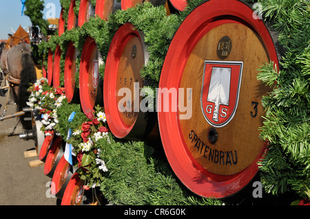 I barili di legno dalla birreria Spatenbraeu su una carrozza trainata da cavalli, Oktoberfest 2010, Monaco di Baviera, Baviera, Baviera Foto Stock