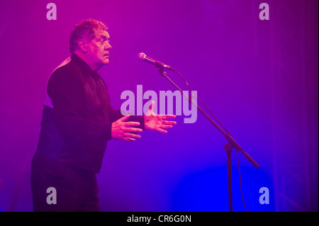 Max Boyce Welsh intrattenitore di eseguire sul palco del Telegraph Hay Festival 2012, Hay-on-Wye, Powys, Wales, Regno Unito Foto Stock