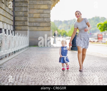 La madre e il bambino a camminare in città Foto Stock