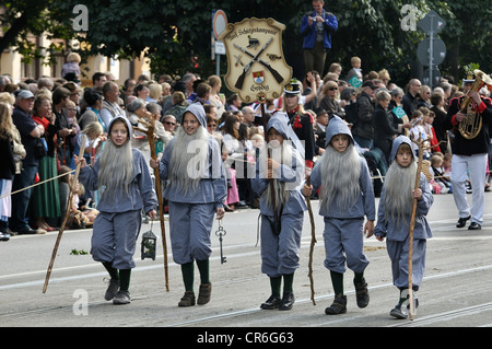 Schuetzenkompanie Uniformierte Groedig fucilieri Associazione, Costume tradizionale e i fucilieri's Parade, apertura della Foto Stock