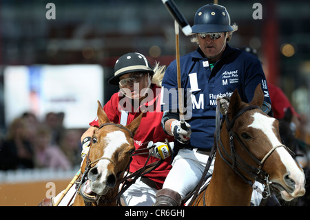 Barbara Huber, sinistra, Air Berlin Polo Team, Joe Reinhardt, diritto, Team Flughafen Muenchen Polo, Airport Arena Polo Evento 2010 Foto Stock