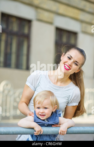 Ritratto di madre e bambino in città