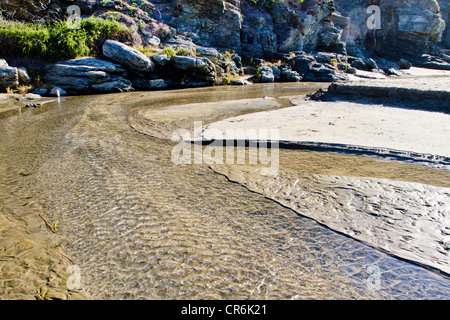 Flusso di poco profonda con modelli di sabbia che scorre in oceano in Baja Messico vicino 'Todos Santos' Foto Stock