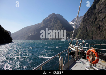 Su una barca in Milford Sound, Southland, Isola del Sud, Nuova Zelanda Foto Stock