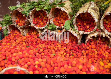 Frutto di corbezzolo (Arbutus unedo) in vendita nella medina di Fez, Marocco Foto Stock