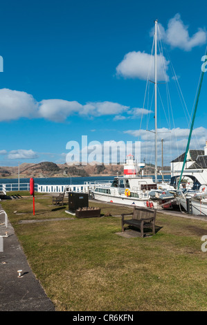 Yacht & barche sul Crinan Canal Crinan Argyll & Bute Scozia con il faro in background Foto Stock