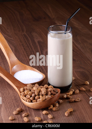 Horchata e i suoi ingredienti. Horchata è una bevanda fatta con il succo di tiger dadi e zucchero. Native da Valencia - Spagna. Foto Stock