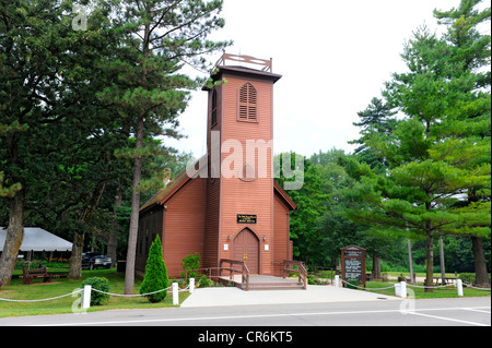 La piccola chiesa marrone nella valle valle Nashua Iowa una famosa attrazione turistica Foto Stock