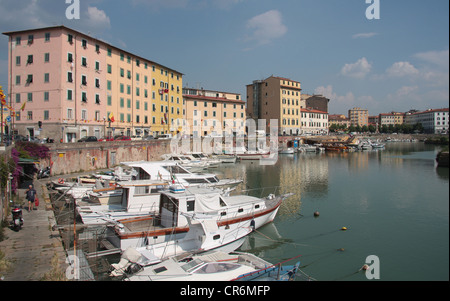 Barche in canal a Livorno, Italia Foto Stock